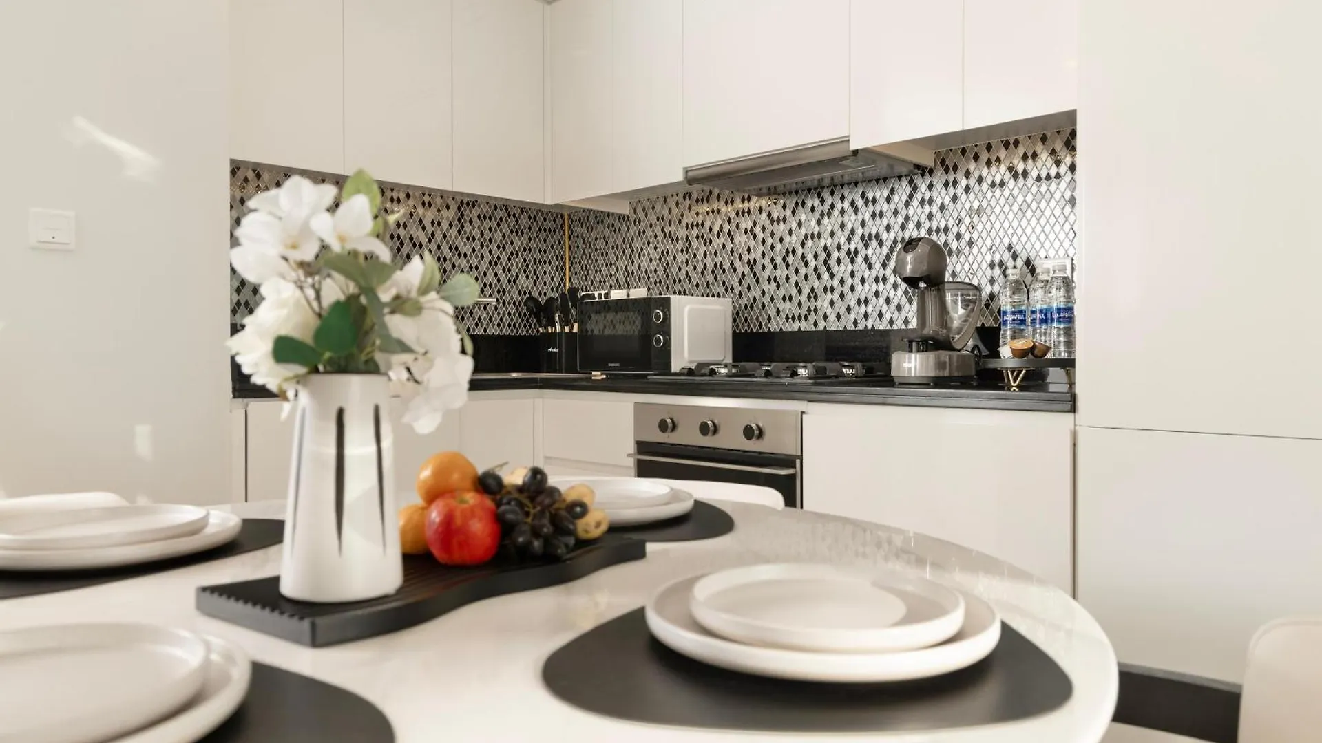 Skyline Elegance - 2Br High Floor - 5Min Dubai Mall Apartment